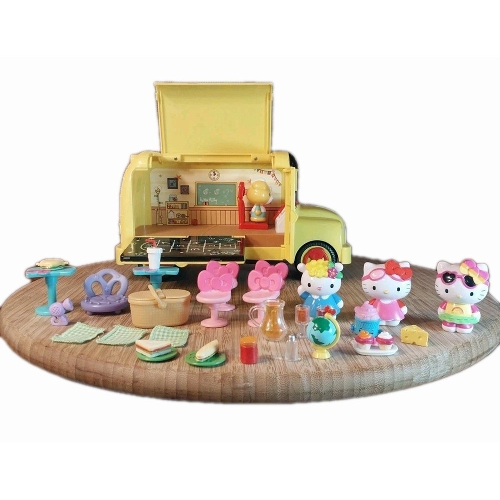 Hello Kitty School Bus / Restaurant Play Set With 4 Figures Over 30 Pieces! EUC
